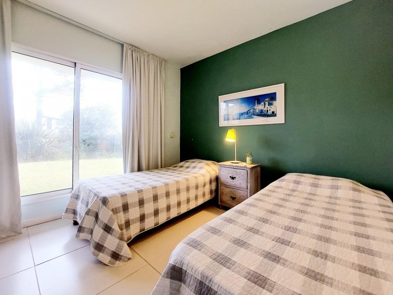 Moderno chalet en alquiler en Montoya, La Barra a una cuadra del mar.